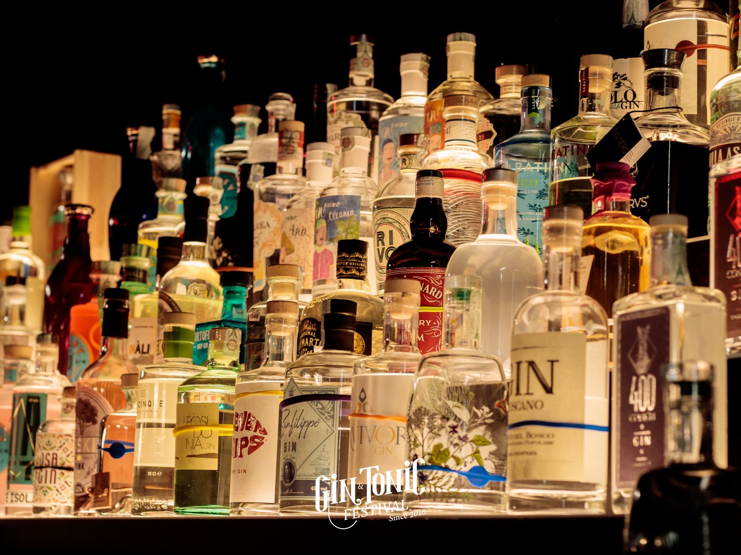 Il muro di etichette del Gin & Tonic Festival