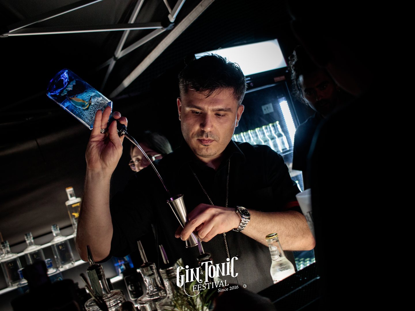 Un bartender del Gin & Tonic Festival al lavoro