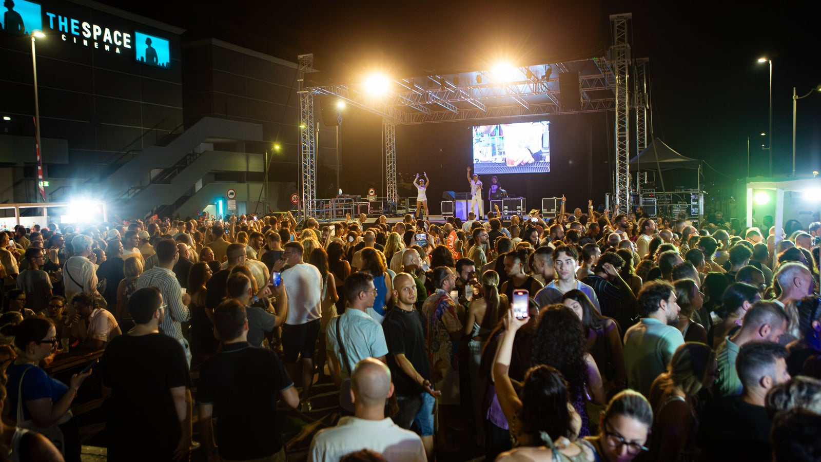 La folla del Gin & Tonic Festival davanti al palco